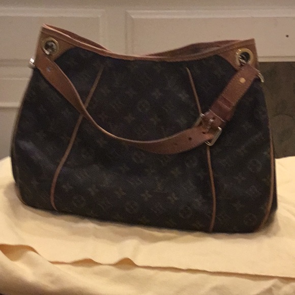 Louis Vuitton - Picture 2 of 2